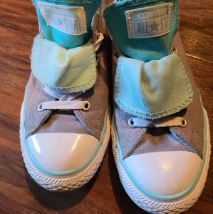 Womens/ kids Converse sneakers size 4